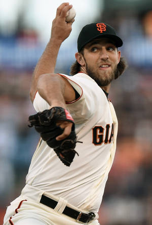麦迪逊·邦加纳投掷棒球 — 白天 壁紙