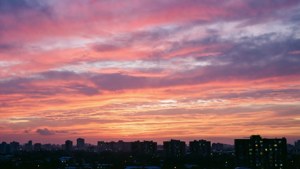 城市天際線剪影上方，色彩斑斕的黎明天空。 — 天空景观 壁紙